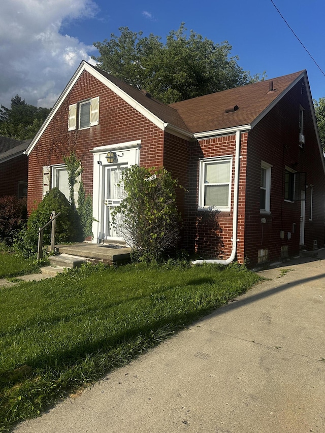 view of front of property with a front yard