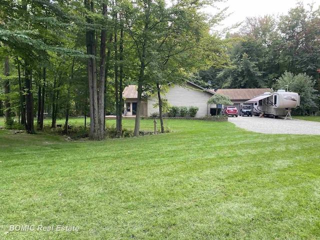 view of yard featuring gravel driveway