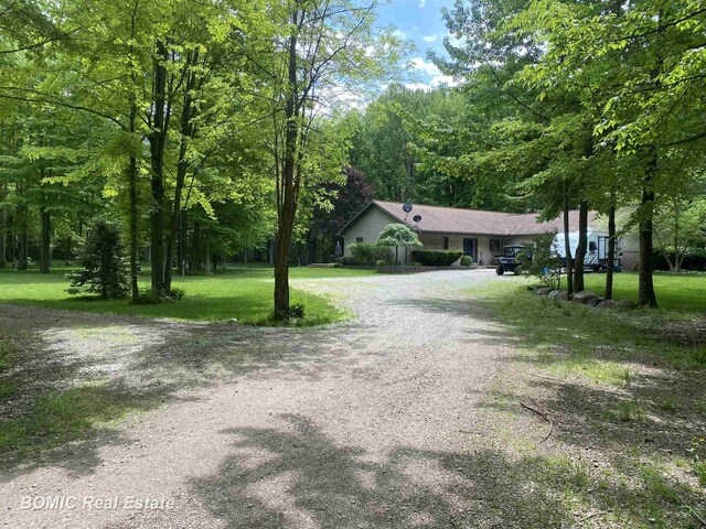 view of front of house featuring driveway and a front lawn