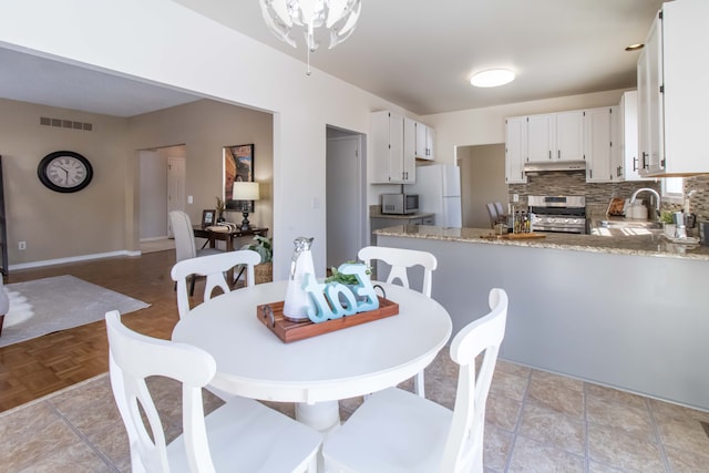 dining area with visible vents and baseboards