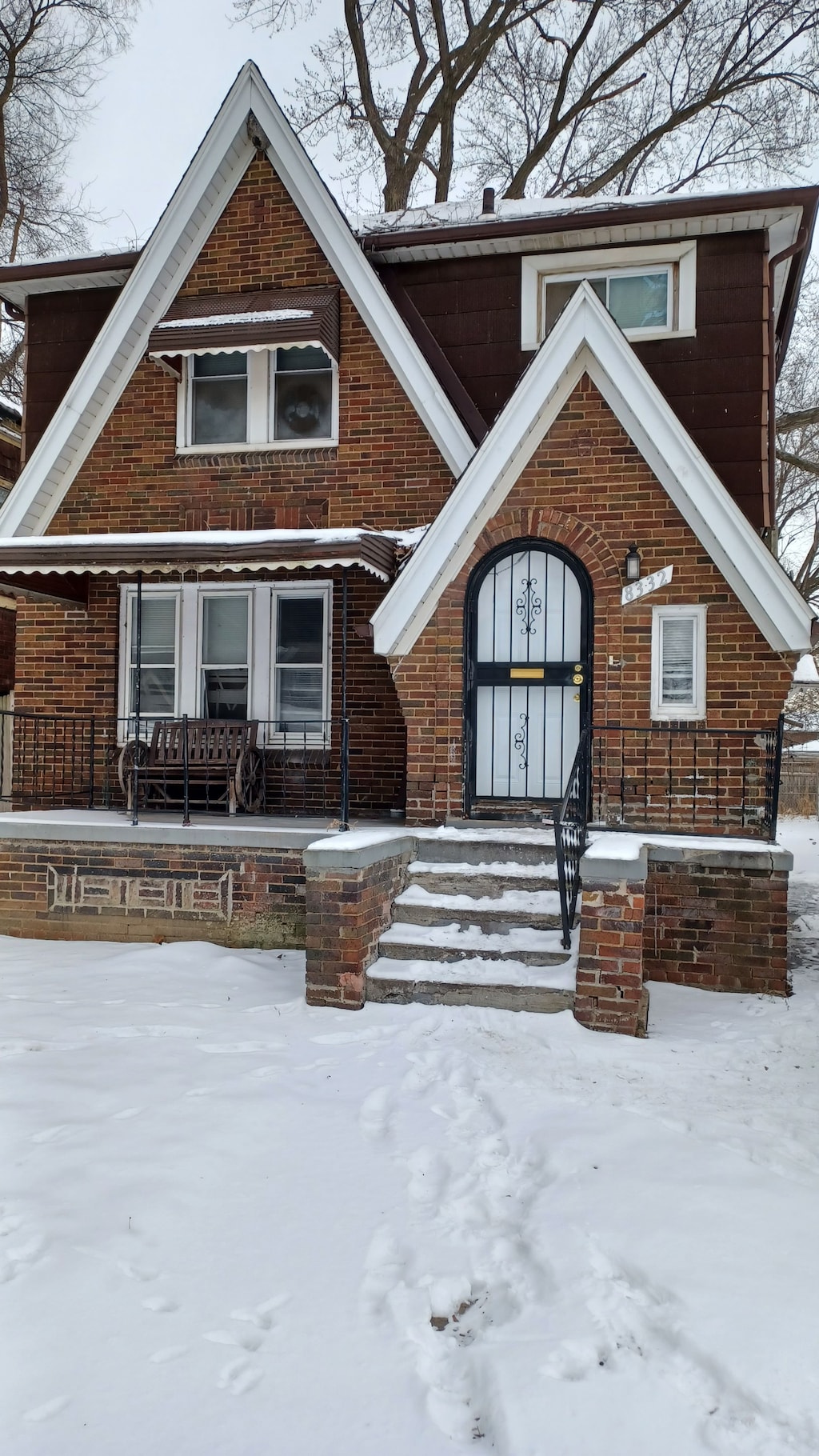 view of front of house featuring a porch