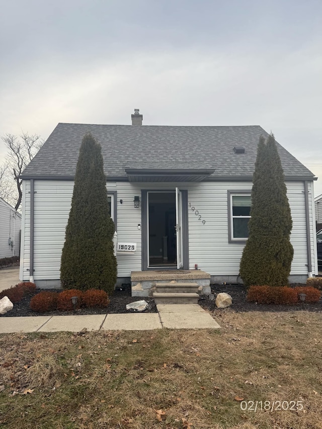 view of front facade with a front yard