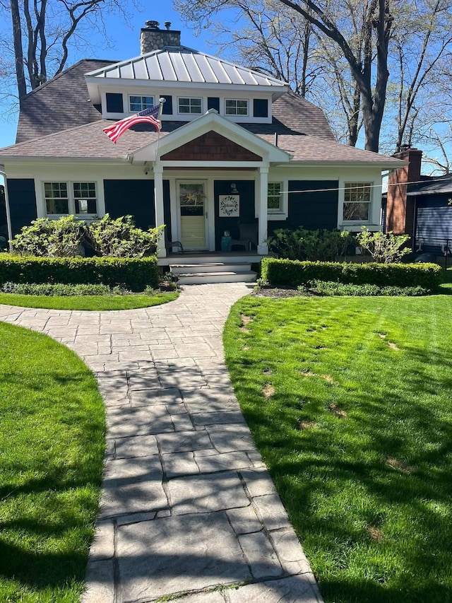 view of front facade featuring a front lawn