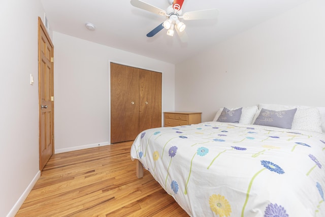 bedroom featuring light wood-type flooring, a closet, and ceiling fan