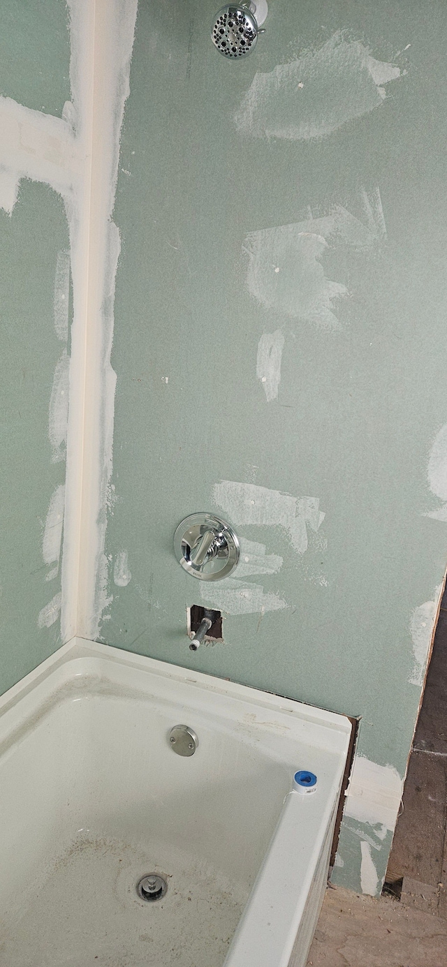 59 W Parkhurst, Highland Park, MI 48203 - room details with a bathing tub