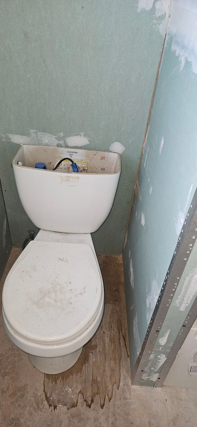 59 W Parkhurst, Highland Park, MI 48203 - bathroom with a freestanding tub