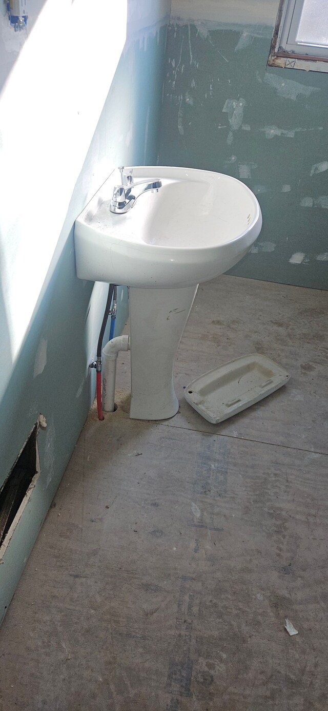 59 W Parkhurst, Highland Park, MI 48203 - bathroom with a sink
