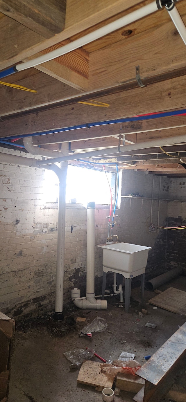59 W Parkhurst, Highland Park, MI 48203 - basement with a sink