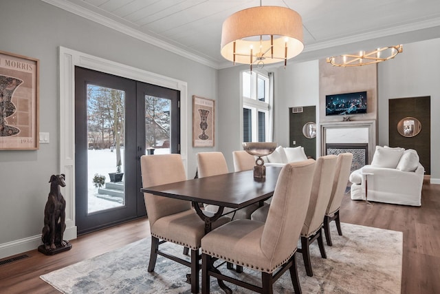 dining area with visible vents, crown molding, and an inviting chandelier