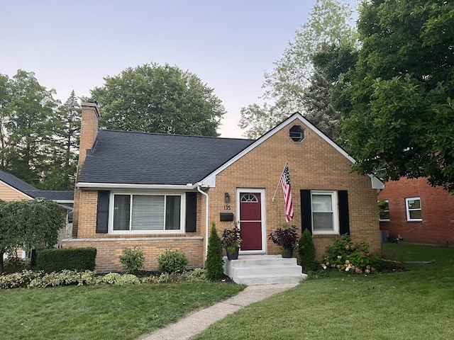 view of front facade with a front yard