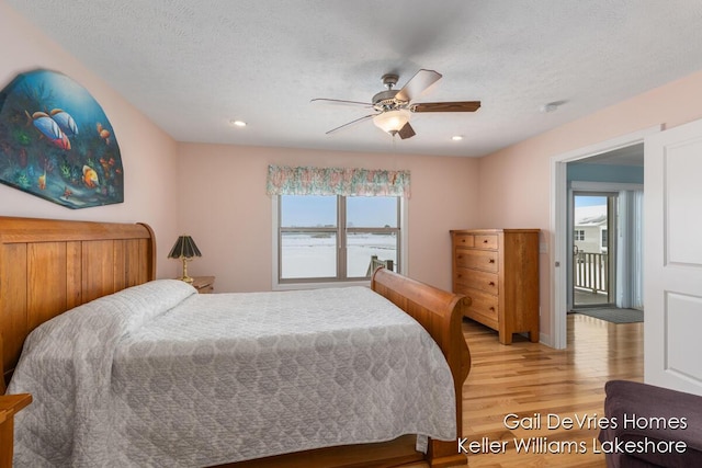 bedroom featuring light wood-type flooring, a ceiling fan, a textured ceiling, and recessed lighting