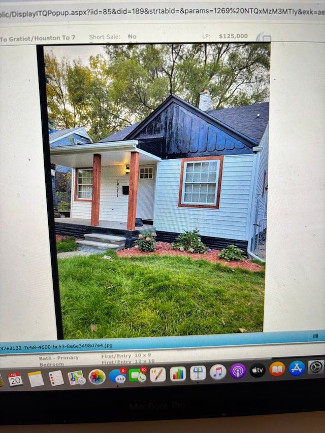 view of front facade with covered porch and a front yard