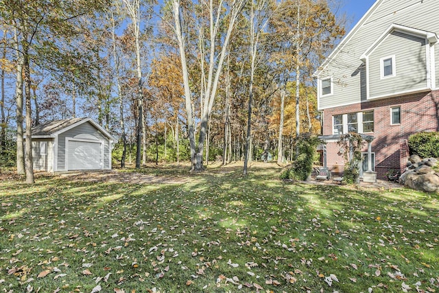 view of yard featuring an outdoor structure and a detached garage