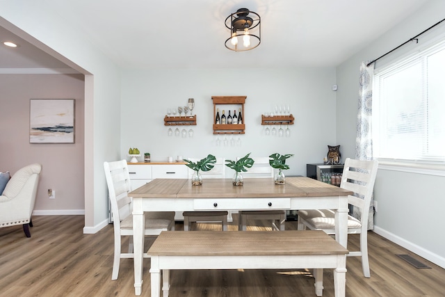 dining space featuring light wood-style floors, recessed lighting, visible vents, and baseboards