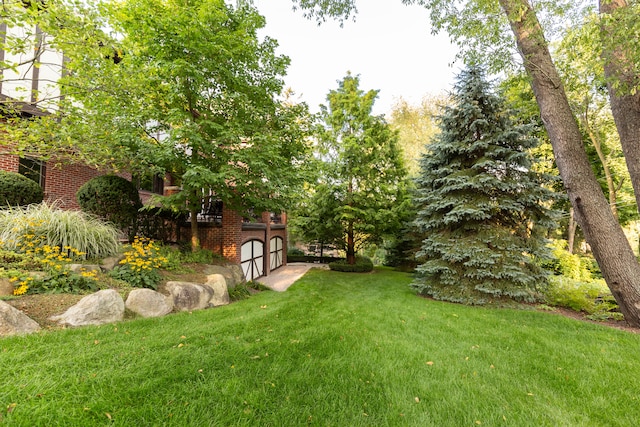 view of yard with a garage