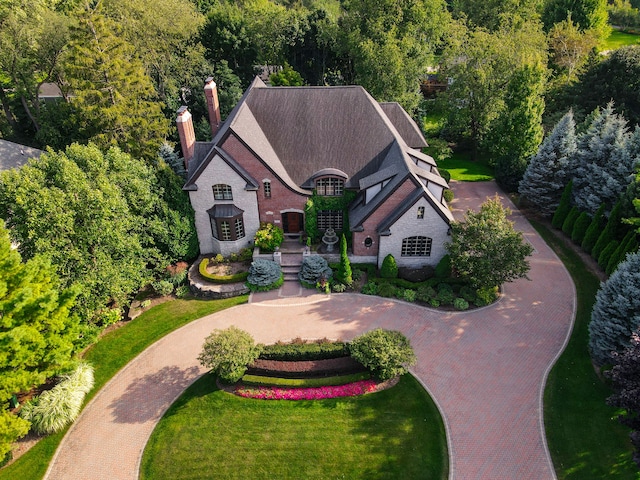 view of front of home featuring a front lawn