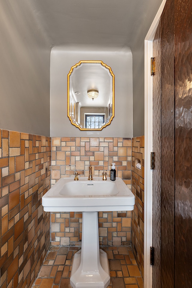 bathroom featuring tile walls