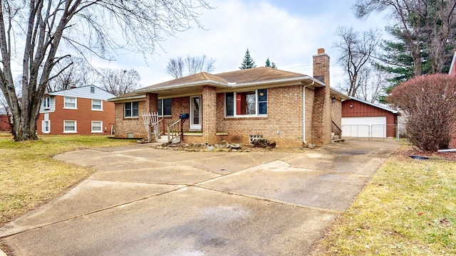 view of front facade featuring covered porch, a front lawn, a garage, and an outbuilding