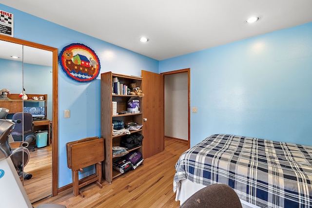 bedroom featuring light wood-type flooring, baseboards, and recessed lighting