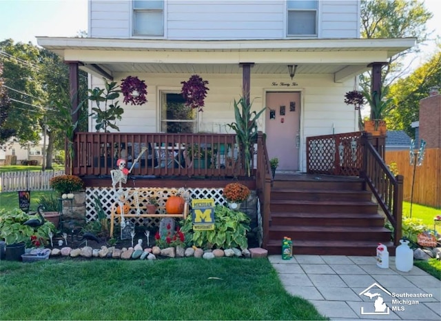 property entrance featuring a porch