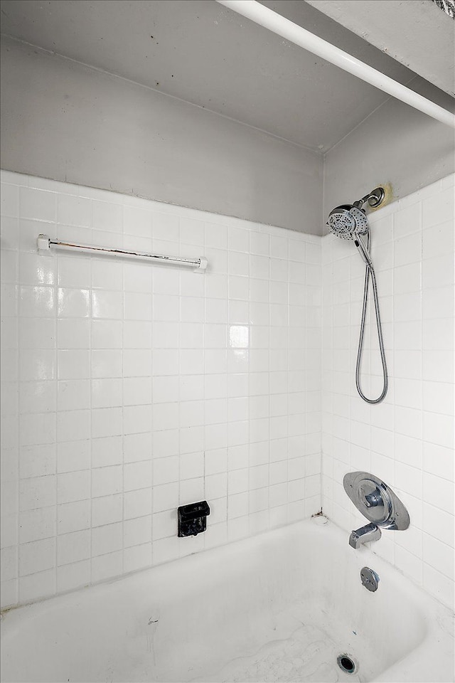 bathroom with tiled shower / bath