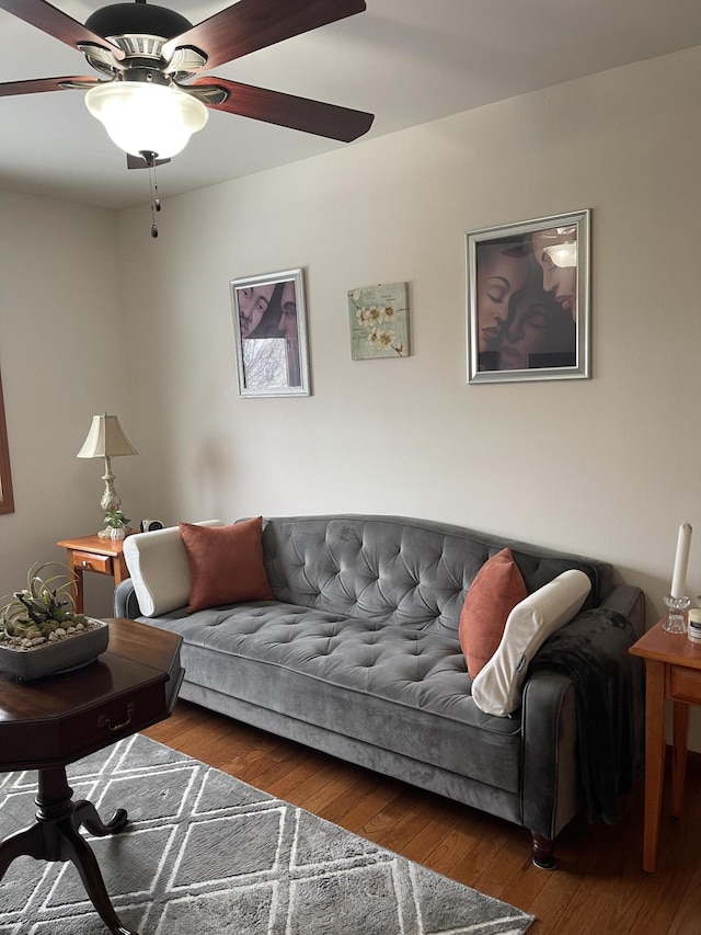 living room with dark wood-type flooring and ceiling fan