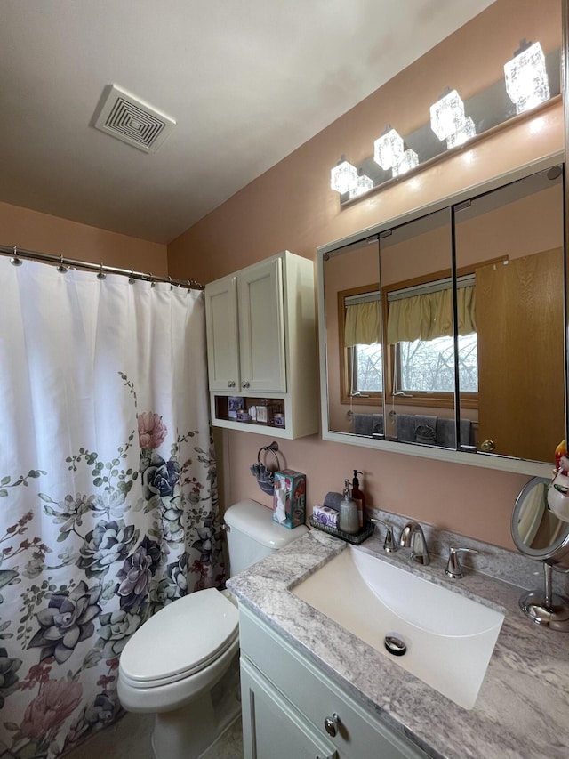 bathroom with toilet, a shower with shower curtain, and vanity