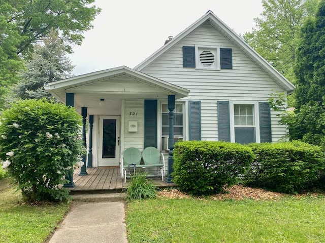 bungalow featuring a front yard