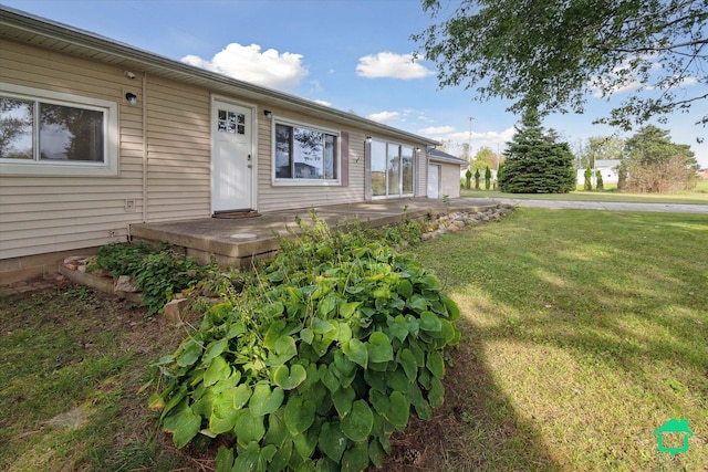 view of front of home featuring a front lawn