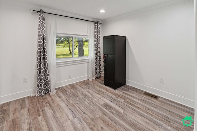 unfurnished room with light wood finished floors, baseboards, visible vents, and recessed lighting