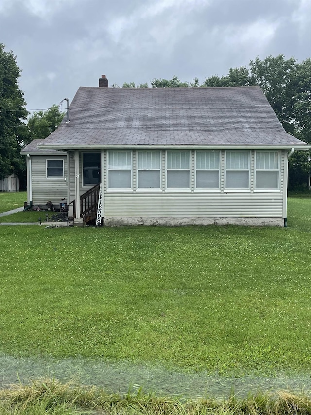 view of front facade featuring a front yard