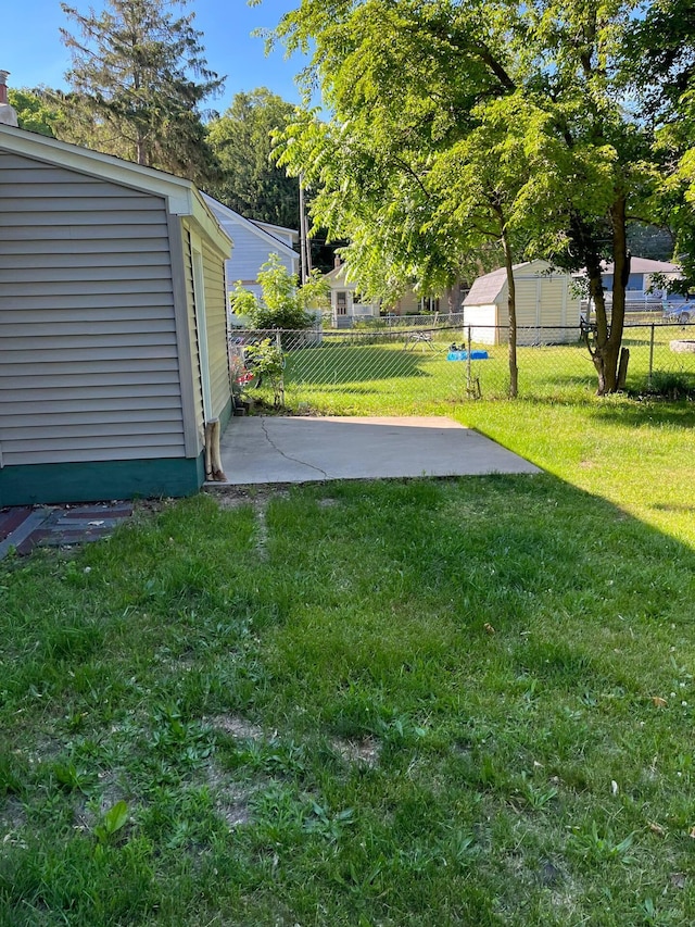 view of yard featuring a patio