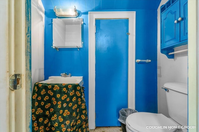 bathroom featuring sink and toilet