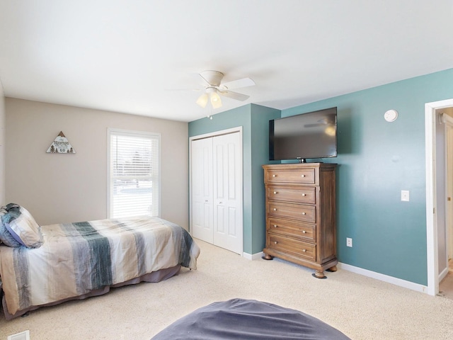 bedroom featuring baseboards, a ceiling fan, carpet flooring, and a closet