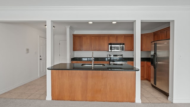 kitchen featuring stainless steel appliances, a kitchen island with sink, a sink, and light tile patterned flooring