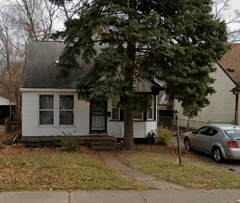 view of front of property featuring roof with shingles and a front yard