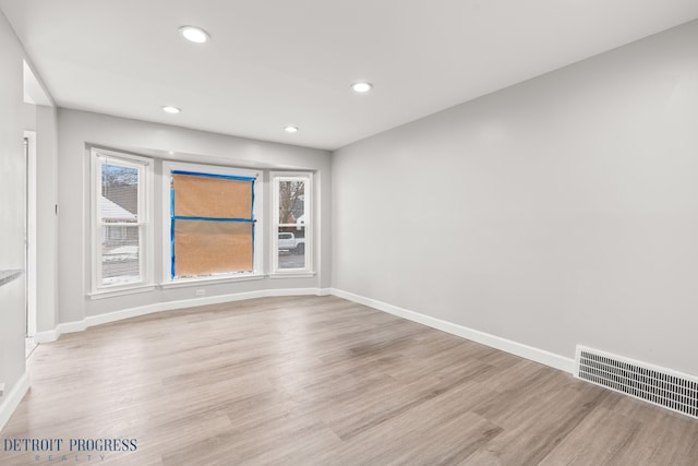 spare room featuring light wood-style flooring, recessed lighting, visible vents, and baseboards