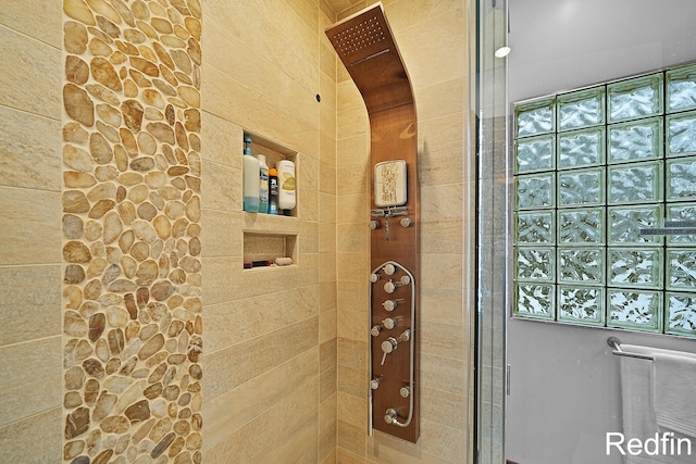 bathroom featuring a tile shower