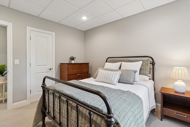 bedroom featuring a drop ceiling, baseboards, carpet floors, and recessed lighting