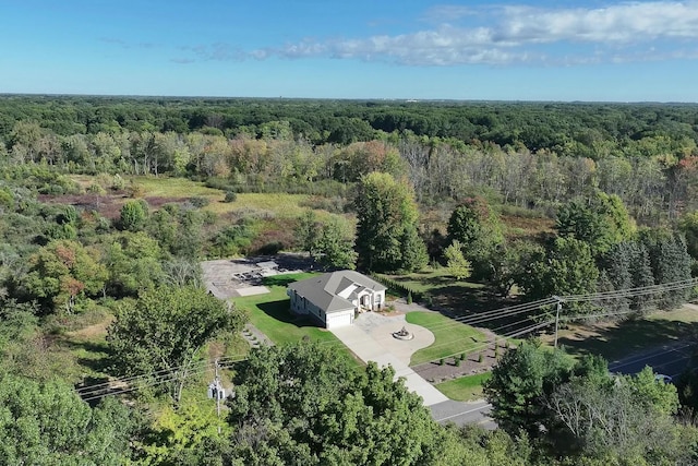 birds eye view of property featuring a forest view