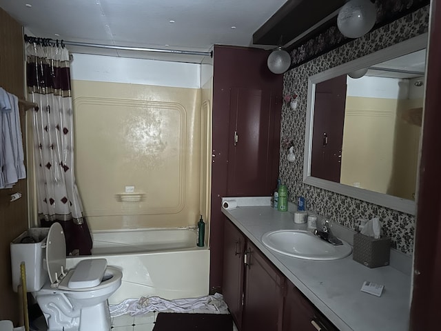 full bath with shower / tub combo with curtain, vanity, toilet, and wallpapered walls