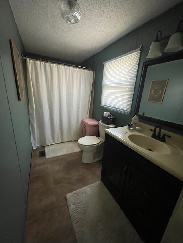 full bath featuring a textured ceiling, vanity, toilet, and a shower with curtain