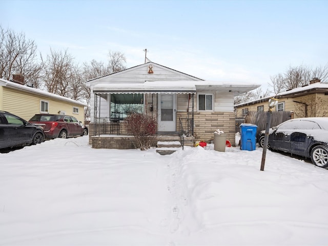 view of front of property featuring fence