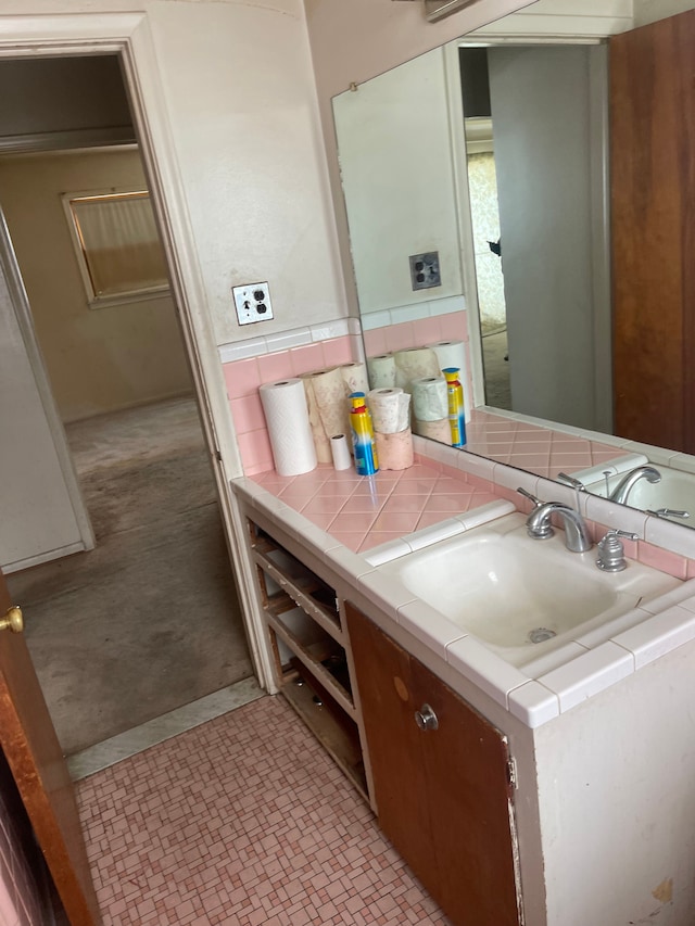 bathroom with backsplash and vanity