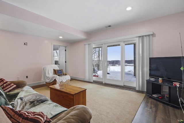 living area featuring baseboards, wood finished floors, visible vents, and recessed lighting