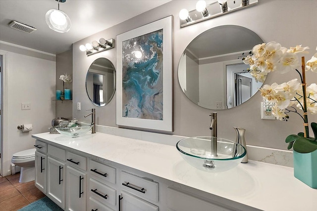 full bathroom featuring tile patterned flooring, visible vents, a sink, and toilet