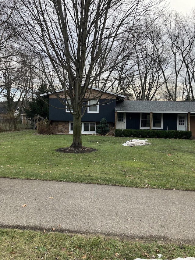 view of front of house with a front lawn