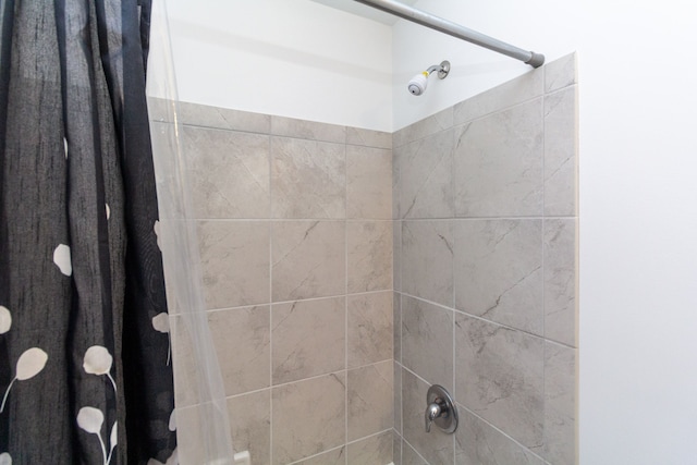 full bath with shower / bath combo