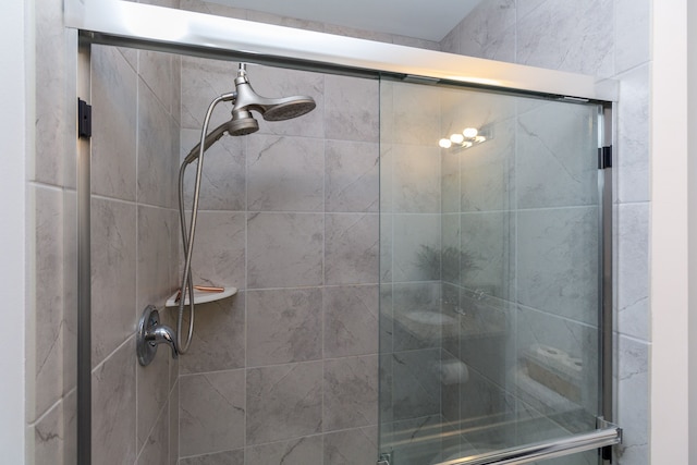 full bathroom featuring a stall shower