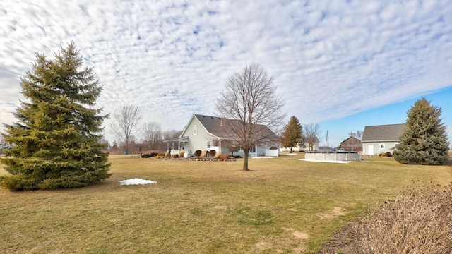 view of yard featuring a pool